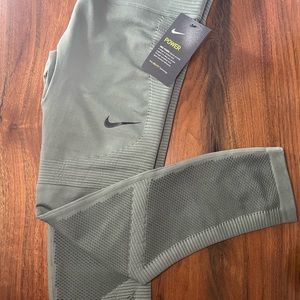 🔥NWT👌 Nike Epic Lux Tight Fit Legging — olive green — medium
